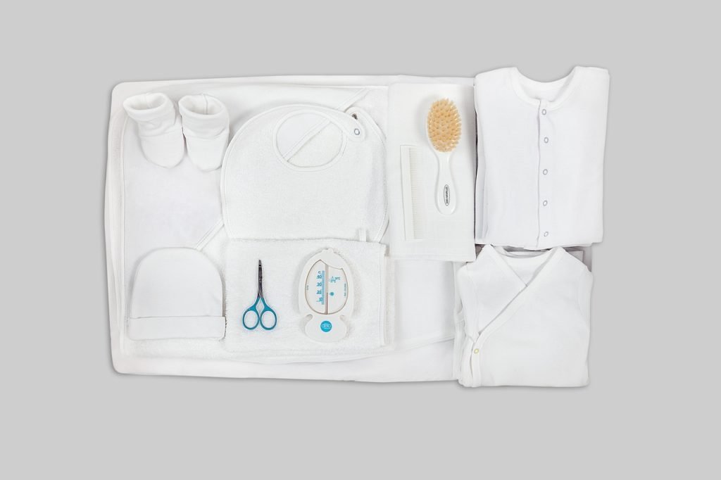 Wyprawka dla noworodka: ubranka i akcesoria.